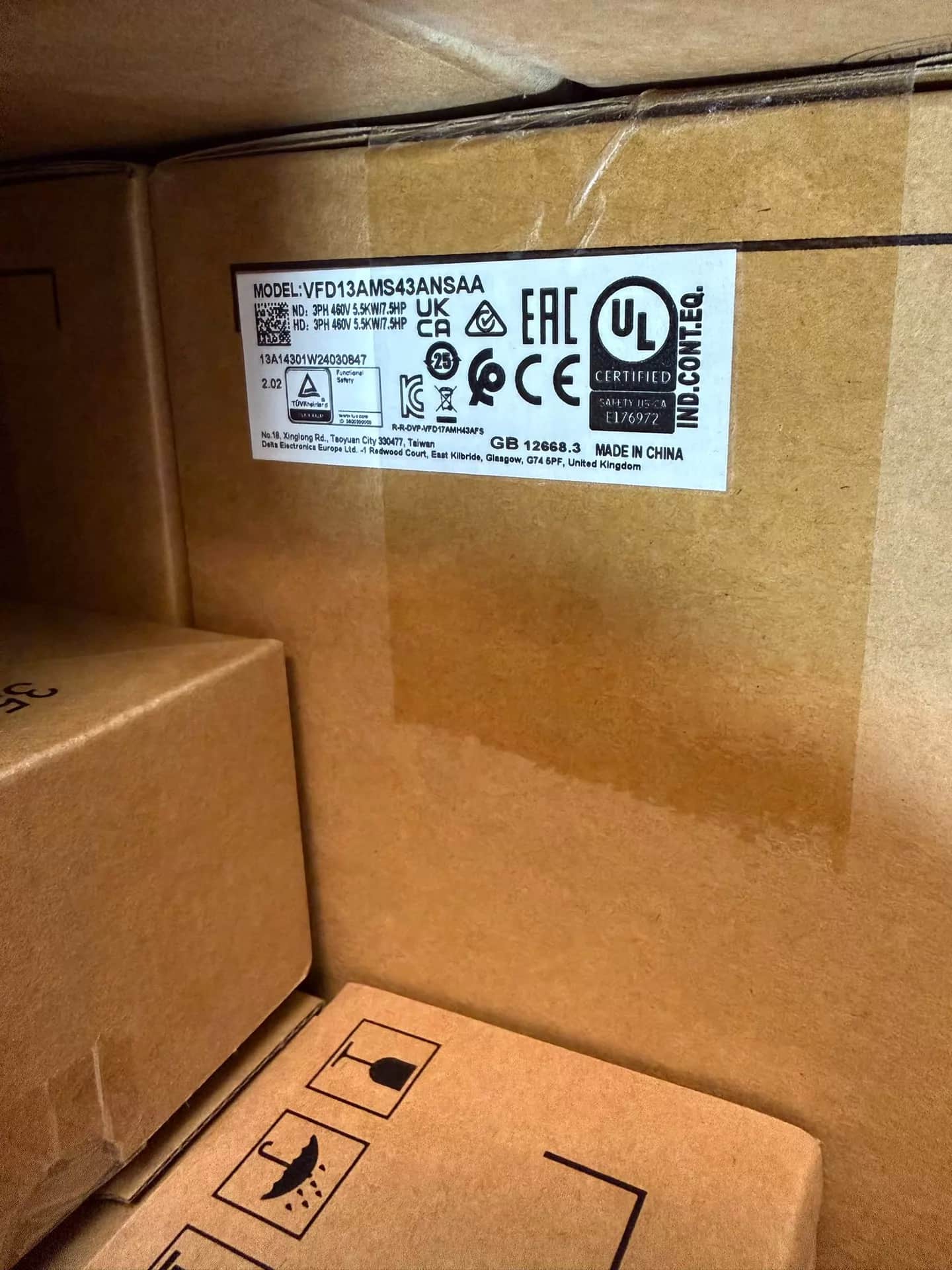 100% helt ny original och äkta Delta 380V 5,5KW VFD13AMS43ANSAAFrekvensomvandlare Driv servomotor