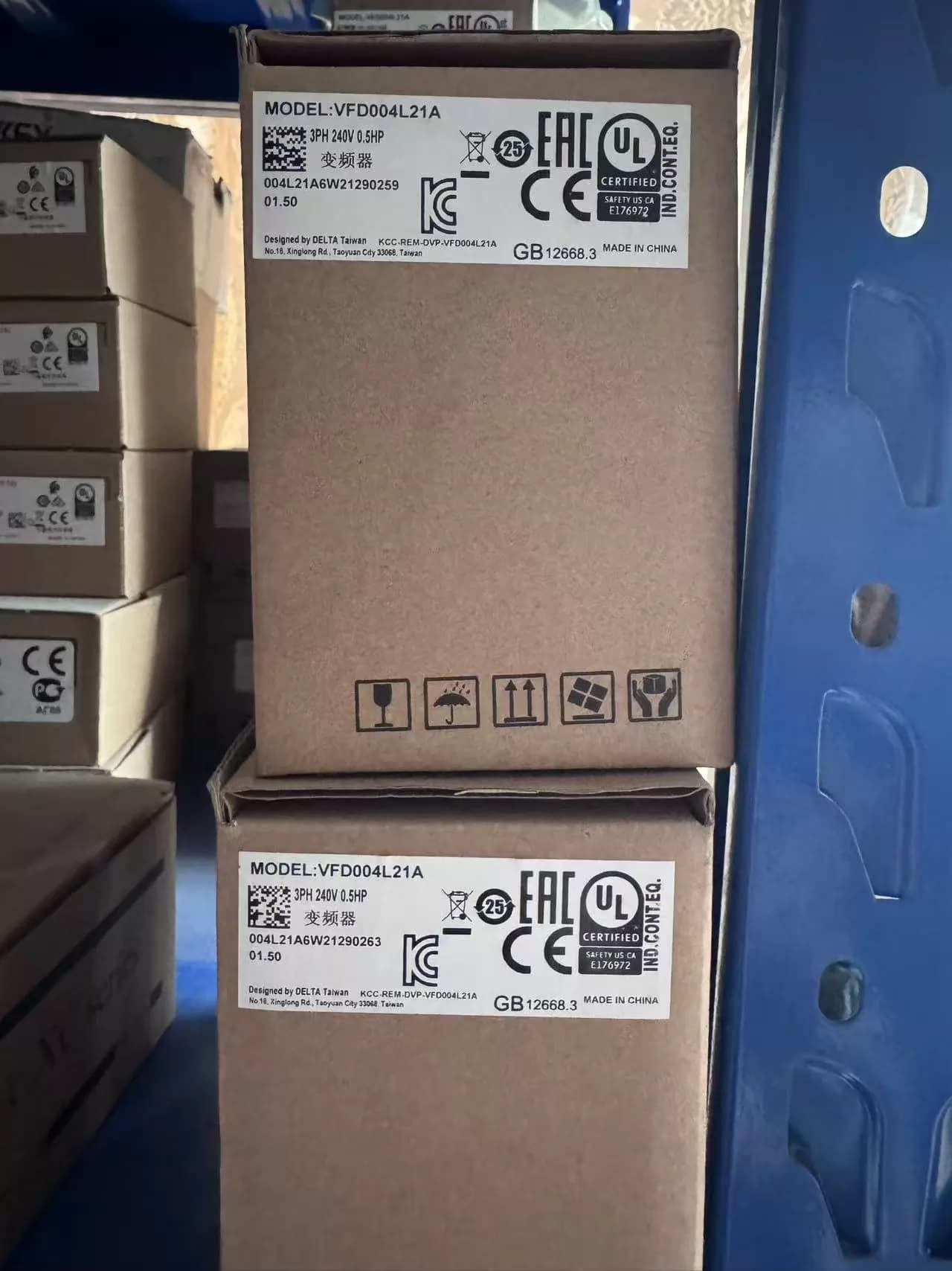 100 % helt ny original och äkta Delta VFD004EL21A Frekvensomvandlare Driv servomotor