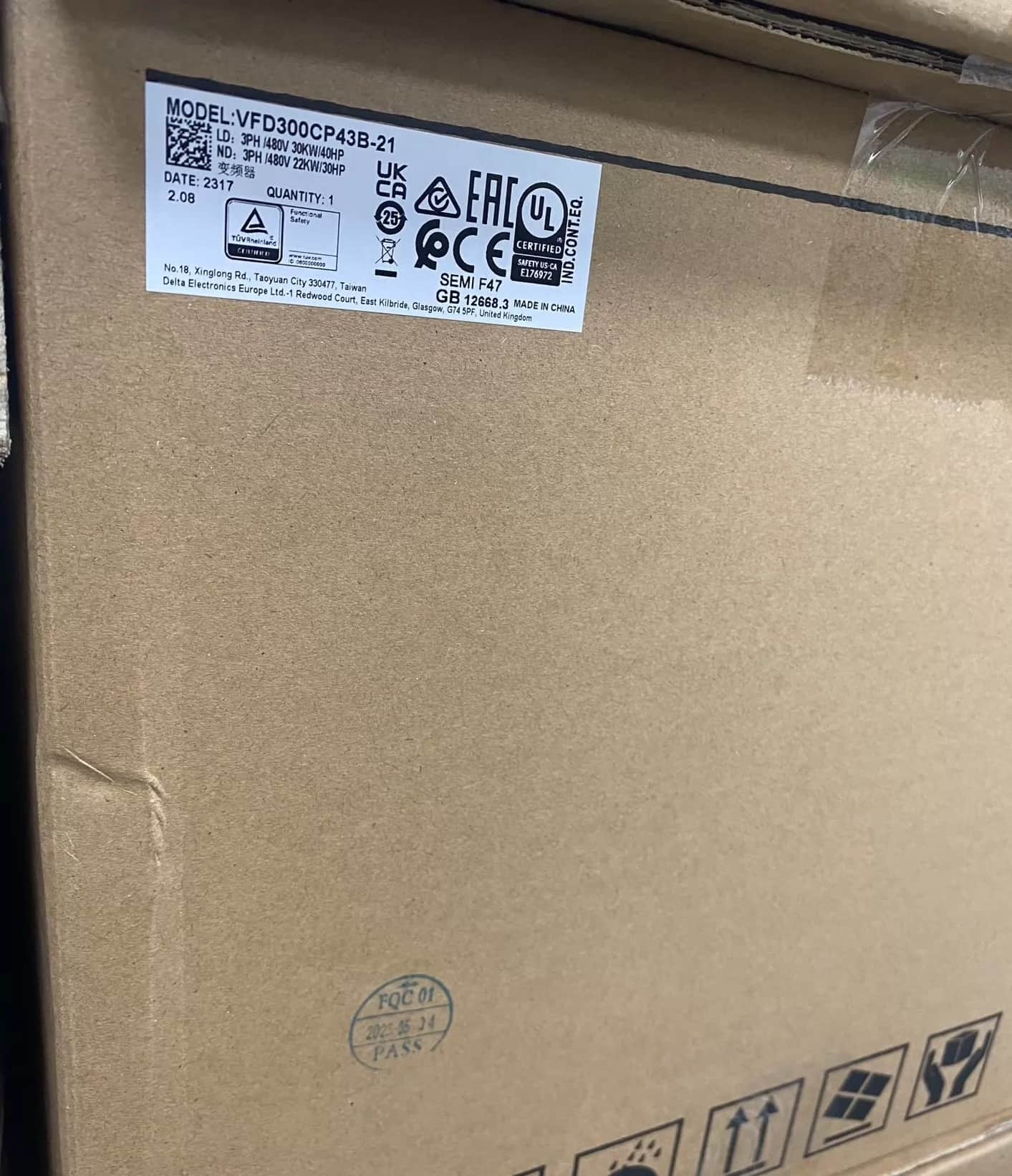 100 % helt ny, original och äkta Delta VFD300CP43B-21 380V30KW Frekvensomvandlare Driv servomotor