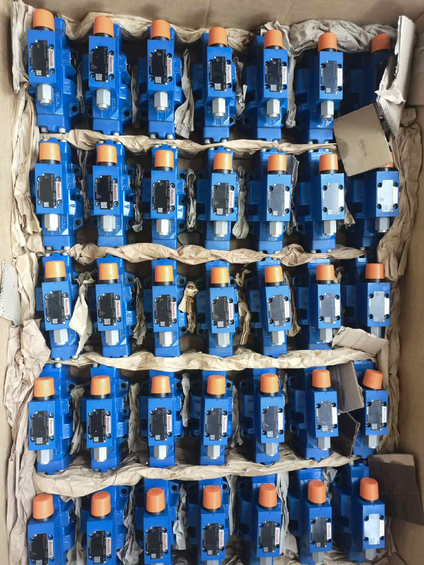 Helt ny original Bosch Rexroth servomotor Tryckreduceringsventil 4WREE10E75-2X/G24K31/F1V Servomotor Snabb leverans