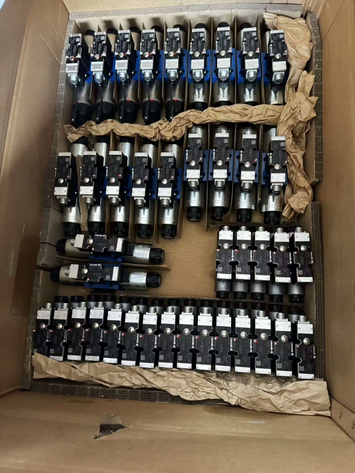Helt ny original Bosch Rexroth servodrivning proportionell ventil 4WRKE10W8-100L-3X/6EG24EK31/F1D3M servomotor Snabb leverans