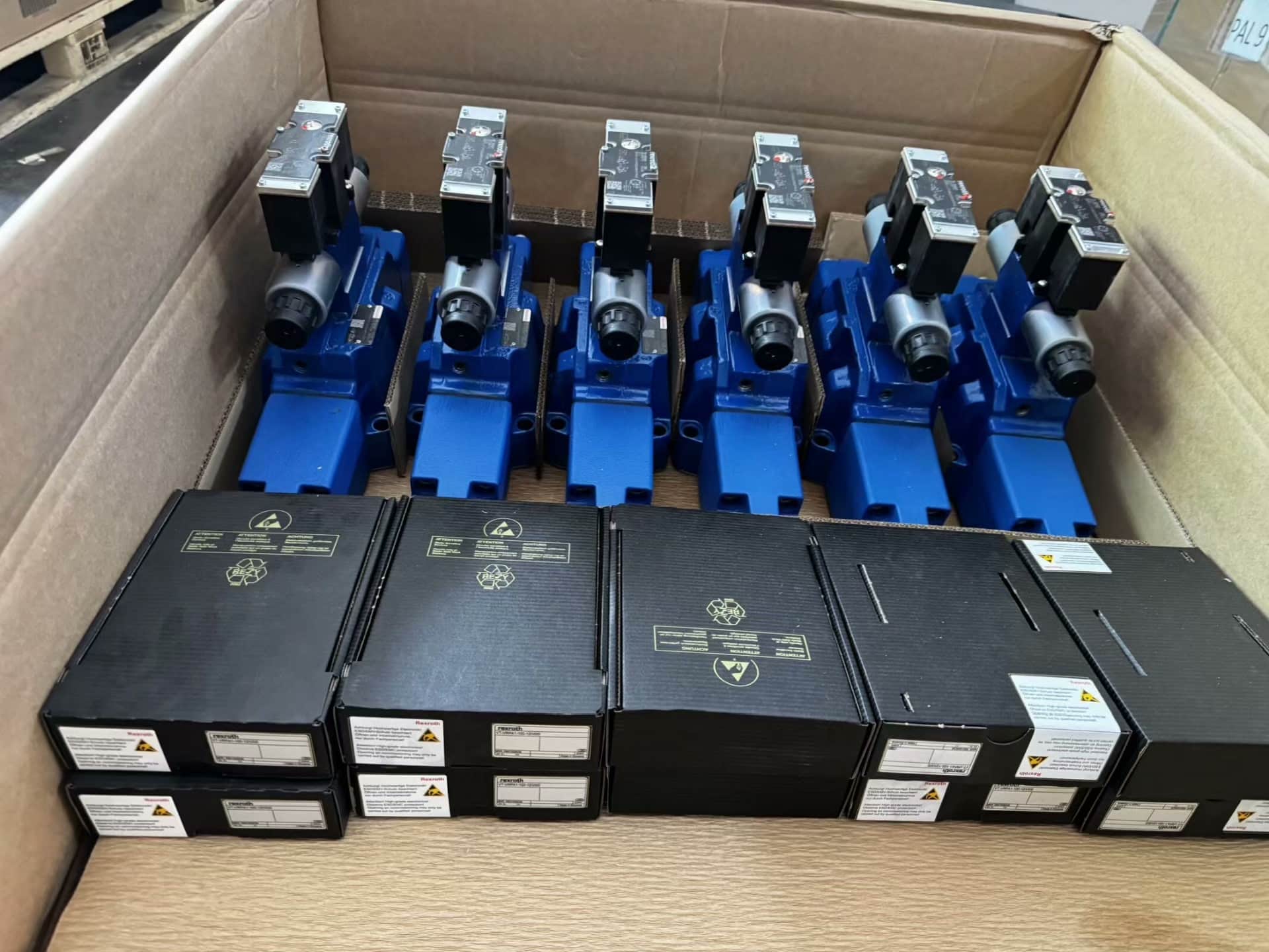 Helt ny original Bosch Rexroth servodrivning proportionell ventil Z3DREE10VP2-1X/100XLG24K31A1M servomotor Snabb leverans